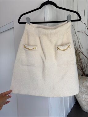 Guess skirt: Cream Textured Pocket Skirt with Gold Chain Detail